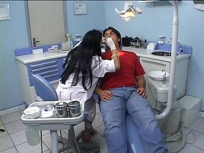 Dentista traçando a paciente