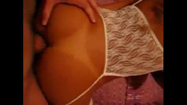 Vídeo de sexo com uma moreninha liberando o cu
