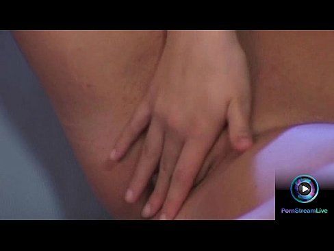 Vídeo de sexo excitante com uma loirinha safada