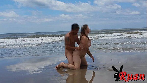 Vídeo de sexo amador na praia com uma magrinha safada