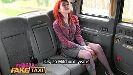 Lésbicas punk transando no táxi