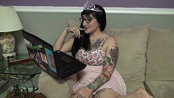 FIlme porno grátis com uma novinha morena vestida de princesa pronta para dar uma trepada gostosa
