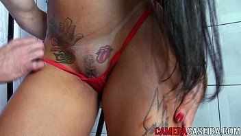 Brasil porno online grátis com uma morena cheia de tatuagens que é muito gostosa e tem peitos grandes do caralho