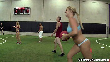X vídeo porno online grátis com o maluco passando a vara em duas gostosas depois do treino de handebol