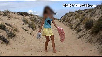 X.videos com uma novinha bem safadinha e novinha de uns dezoito aninhos peladinha na praia para seu macho lhe filmar