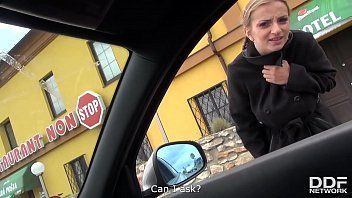 Videos pono da loira safada que adora entrar dentro de um carro para poder pagar um boquete bem gostoso para o sujeito