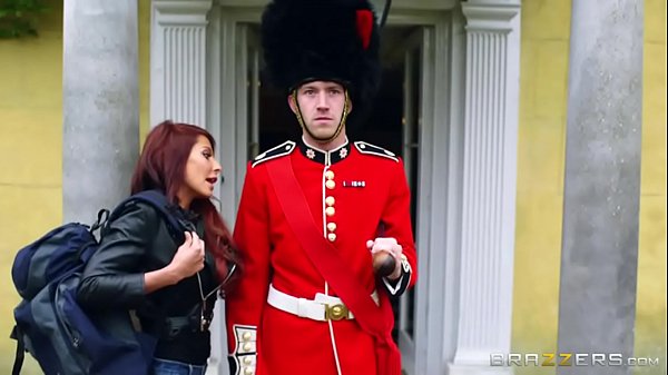 Ruiva sem vergonha transando com guarda da rainha em Londres
