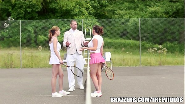 Treinador tacando a rola em duas jogadoras na quadra de tenis